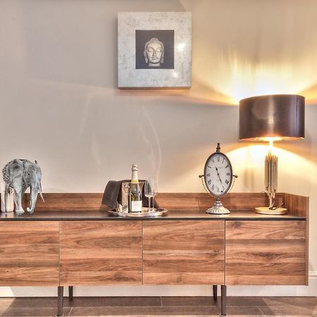 The Mews Boutique Deluxe Apartments, Sleep 2-6 People , Central Location, Free Parking Уиндермер Екстериор снимка