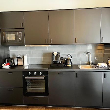 The Mews Boutique Deluxe Apartments, Sleep 2-6 People , Central Location, Free Parking Уиндермер Екстериор снимка