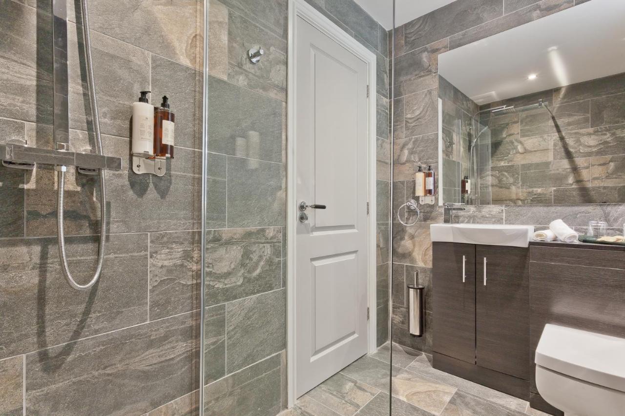 The Mews Boutique Deluxe Apartments, Sleep 2-6 People , Central Location, Free Parking Уиндермер Екстериор снимка