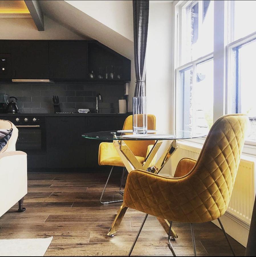 The Mews Boutique Deluxe Apartments, Sleep 2-6 People , Central Location, Free Parking Уиндермер Екстериор снимка