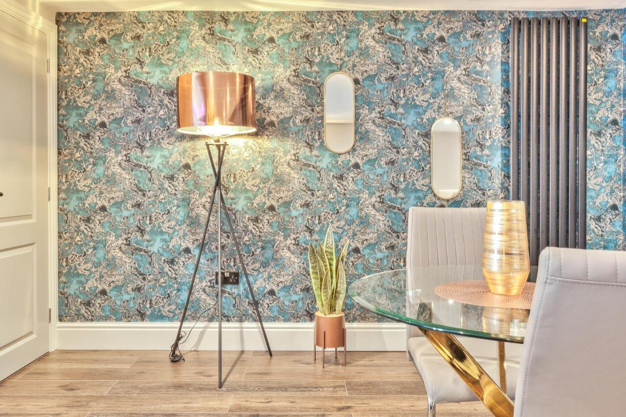 The Mews Boutique Deluxe Apartments, Sleep 2-6 People , Central Location, Free Parking Уиндермер Екстериор снимка