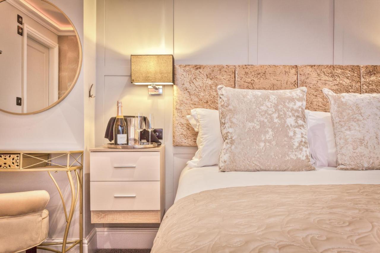 The Mews Boutique Deluxe Apartments, Sleep 2-6 People , Central Location, Free Parking Уиндермер Екстериор снимка