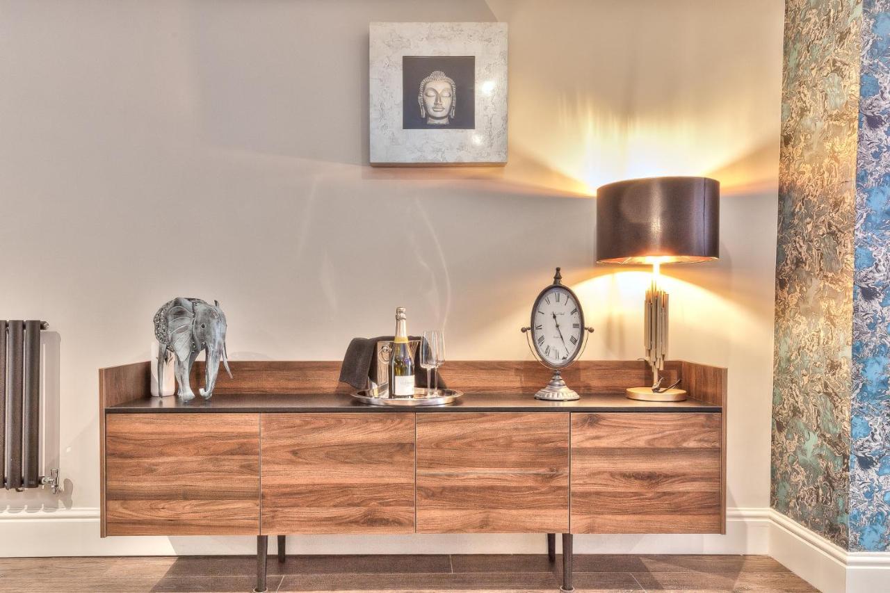 The Mews Boutique Deluxe Apartments, Sleep 2-6 People , Central Location, Free Parking Уиндермер Екстериор снимка