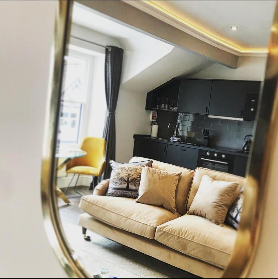 The Mews Boutique Deluxe Apartments, Sleep 2-6 People , Central Location, Free Parking Уиндермер Екстериор снимка