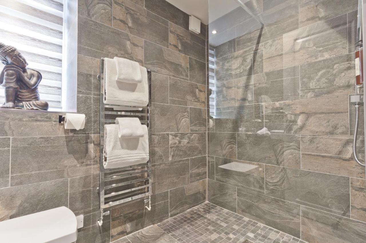The Mews Boutique Deluxe Apartments, Sleep 2-6 People , Central Location, Free Parking Уиндермер Екстериор снимка