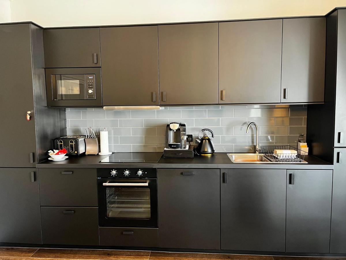 The Mews Boutique Deluxe Apartments, Sleep 2-6 People , Central Location, Free Parking Уиндермер Екстериор снимка