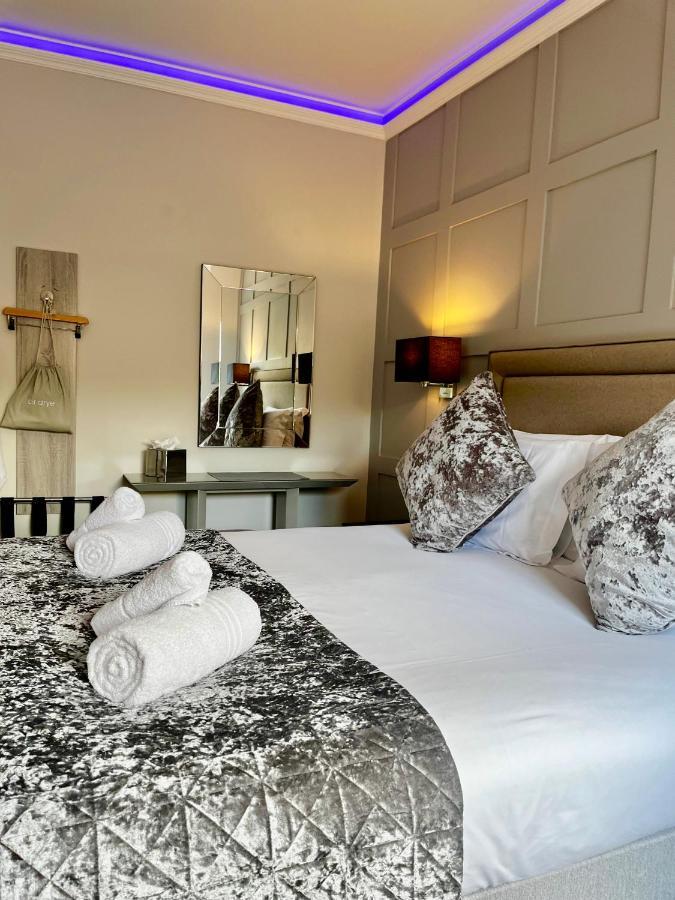 The Mews Boutique Deluxe Apartments, Sleep 2-6 People , Central Location, Free Parking Уиндермер Екстериор снимка