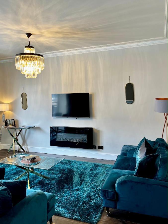 The Mews Boutique Deluxe Apartments, Sleep 2-6 People , Central Location, Free Parking Уиндермер Екстериор снимка